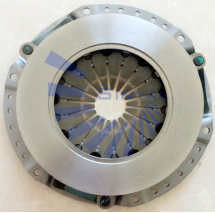 La couverture de l'embrayage est fixée sur le support de l'embrayage.